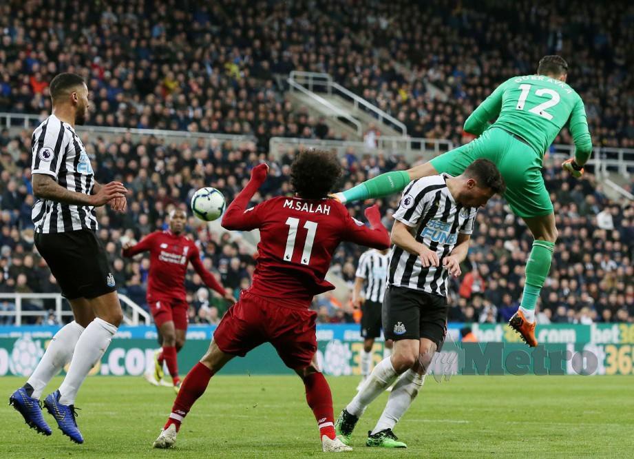 PENJAGA gol  Newcastle United,   Martin Dubravka berlaga dengan Salah yang menyaksikan penyerang Liverpool itu mengalami kecederaan di kepala. - FOTO Agensi 