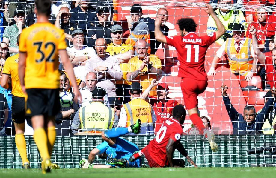 Mane (tengah) menjaringkan gol kedua Liverpool. FOTO EPA.