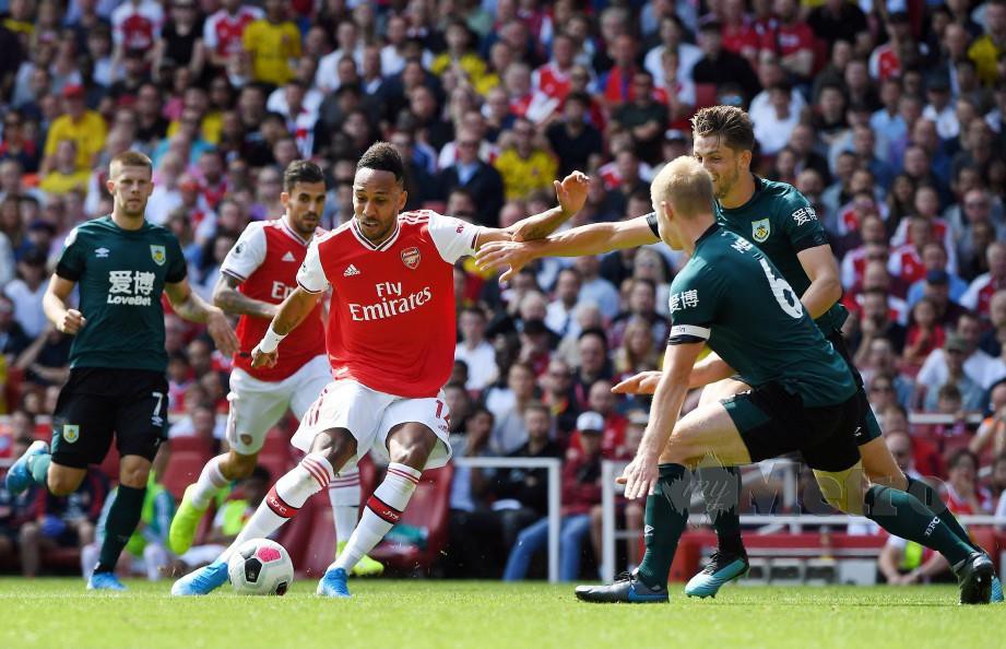 Pierre-Emerick Aubameyang (tengah) menjaringkan gol kemenangan Arsenal. FOTO Agensi