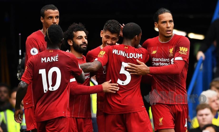FIRMINO (tengah) diraikan rakan sepasukan selepas menjaringkan gol kedua Liverpool. - FOTO EPA