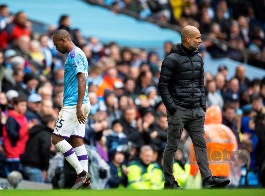 Pengurus Manchester City, Pep Guardiola (kanan) berang dengan aksi pemainnya. FOTO EPA
