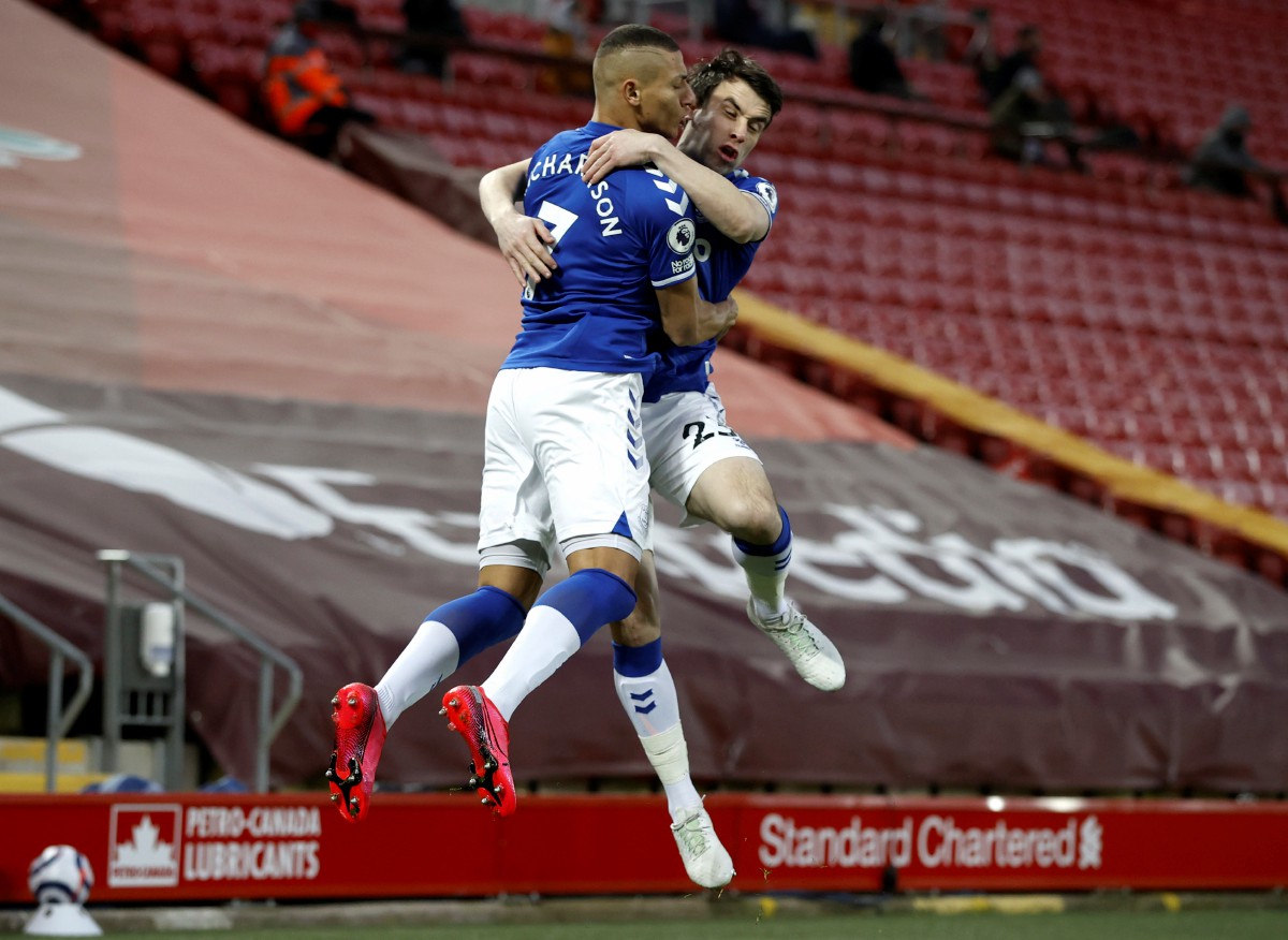 Coleman (kanan) meraikan gol pertama Everton. FOTO EPA
