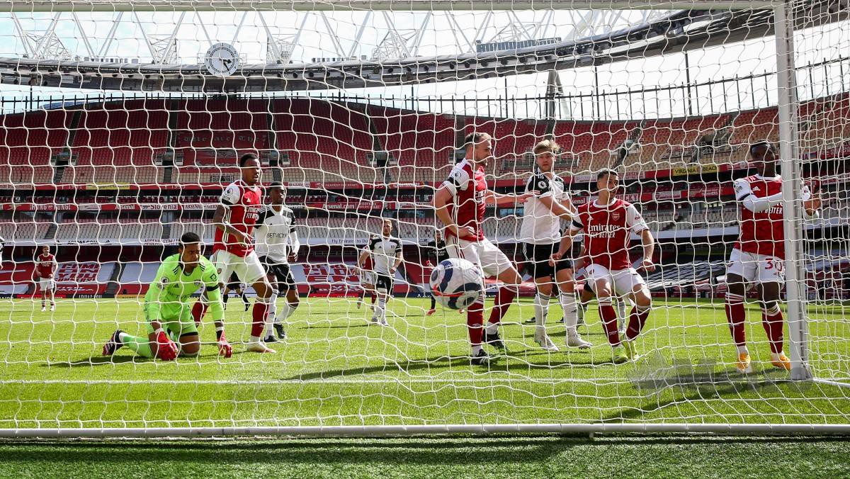 NKETIAH (kanan) berjaya menampan bola masuk ke dalam gawang Fulham untuk memberikan gol penyamaan buat Arsenal. FOTO EPA