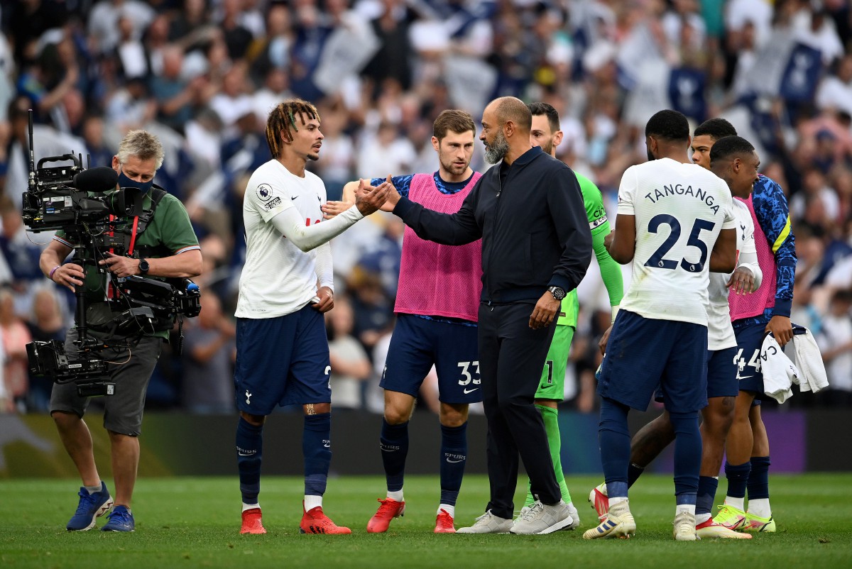 Nuno Espirito Santo (tengah) bersalaman dengan pemainnya selepas Spurs menewaskan Man City, 1-0. FOTO EPA