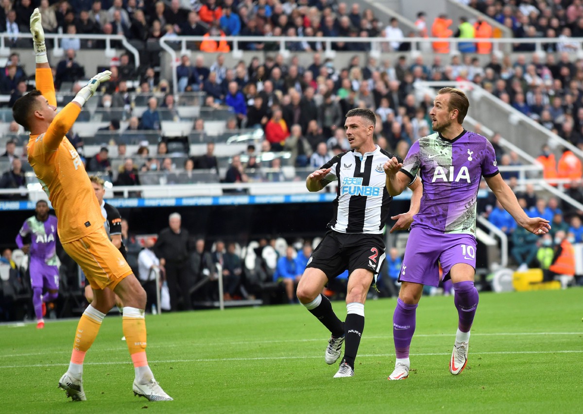 Penyerang Tottenham, Harry Kane (kanan) menjaringkan gol ketika berdepan Newcastle. FOTO EPA