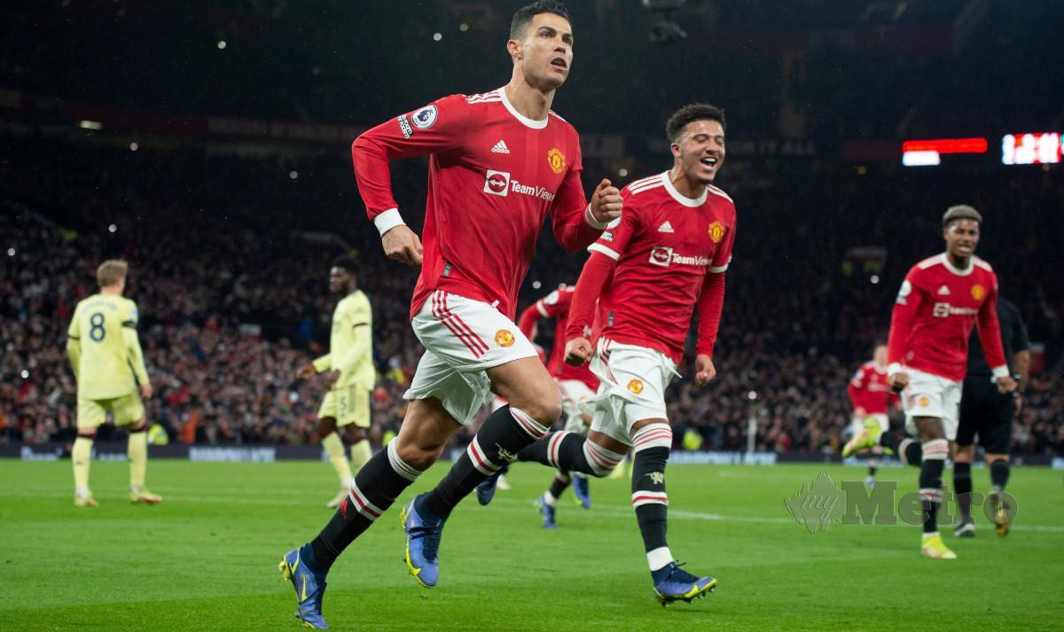 RONALDO (kiri) meledak dua gol untuk membantu United kalahkan Arsenal 3-2. FOTO EPA