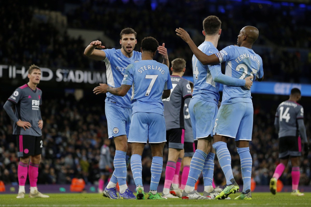 Pemain Manchester City, Raheem Sterling (tiga kiri) meraikan jaringannya ketika menewaskan Leicester. FOTO EPA