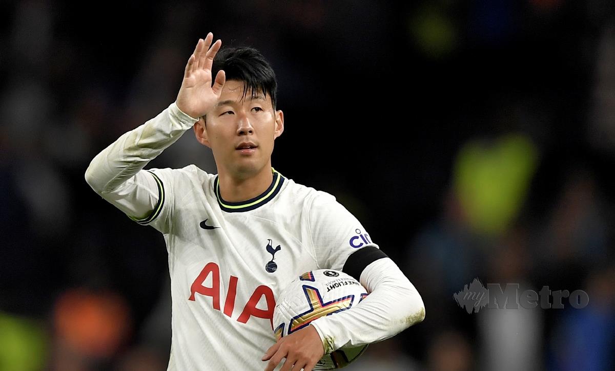 PENYERANG Tottenham Hotspur, Son Heung-min mengambil bola perlawanan selepas meledak hatrik ketika menewaskan Leicester 6-2, semalam. FOTO EPA 