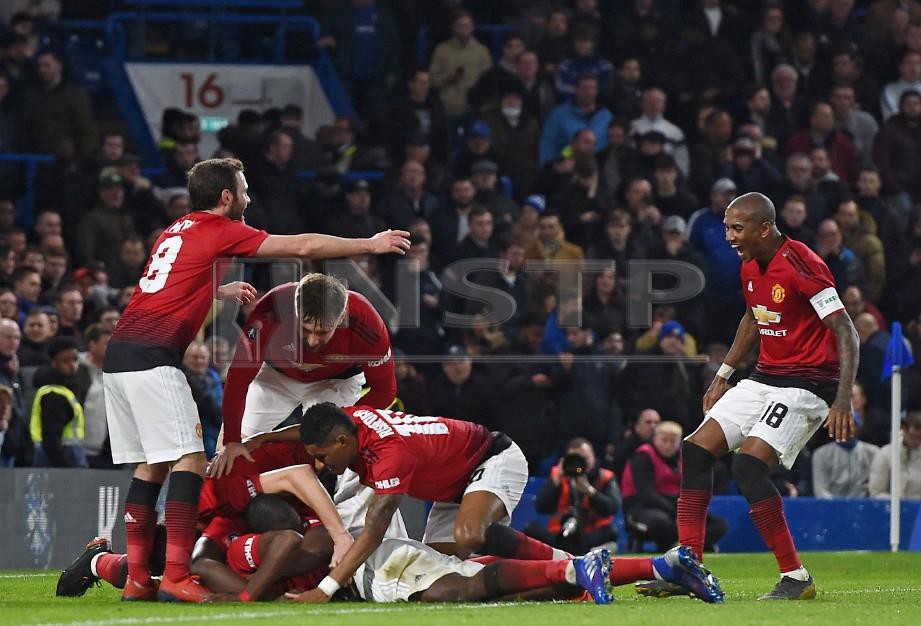 PEMAIN United meraikan jaringan Paul Pogba di Stamford Bridge. - FOTO Reuters