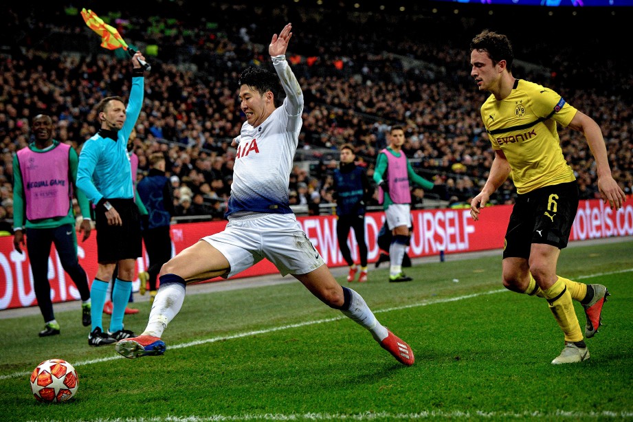 Pemain Tottenham Heung-min Son (kiri) mengelecek pemain Dortmund Thomas Delaney (kanan) dalam aksi Liga Juara-Juara. FOTO Agensi