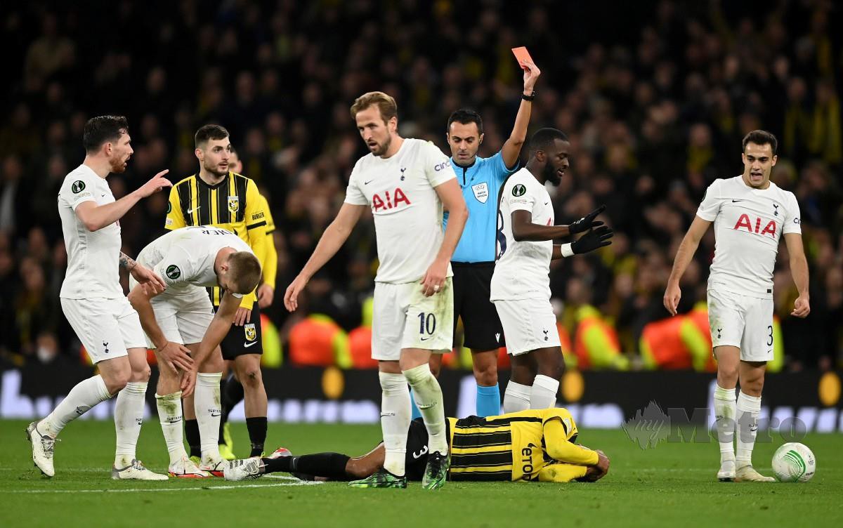 PERLAWANAN Tottenham menentang Vitesse dibayangi tiga kad merah. -FOTO EPA