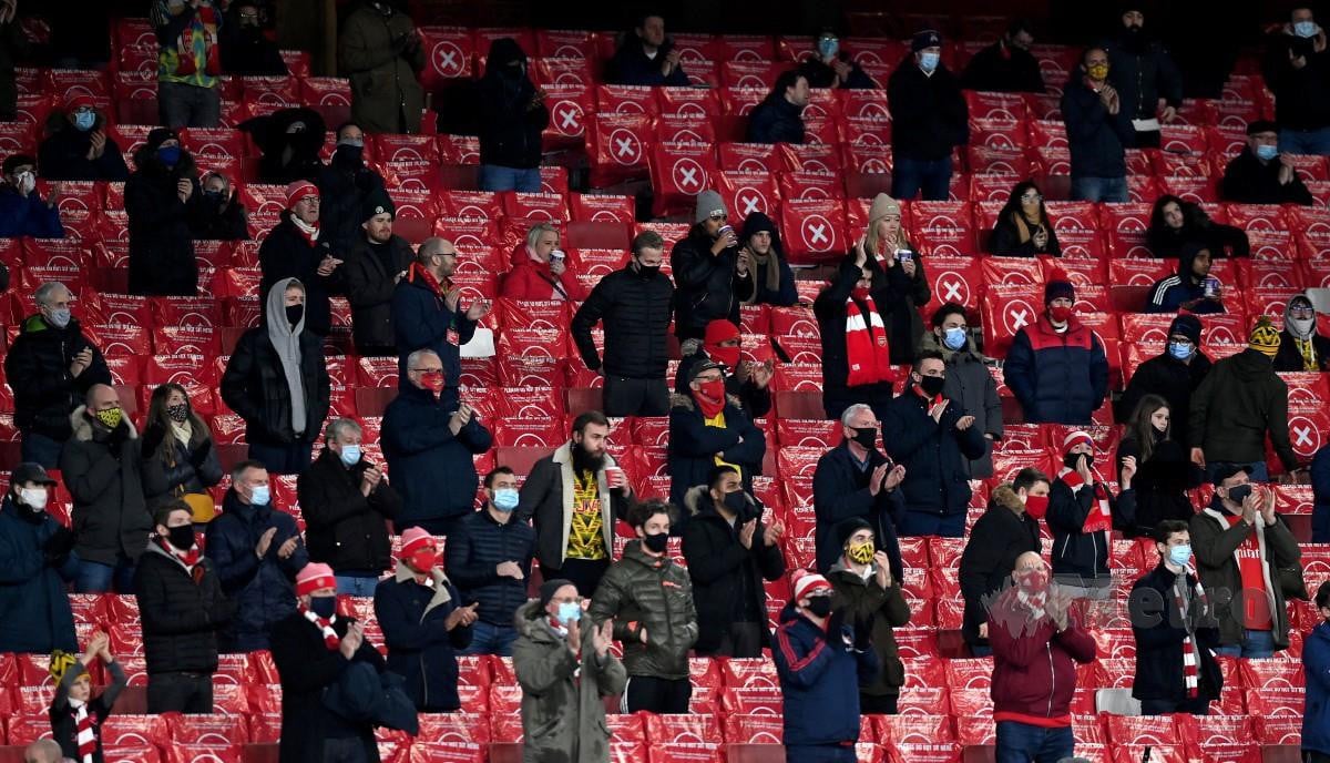 PENYOKONG Arsenal kembali ke stadium selepas hampir sembilan bulan tidak dibenarkan menyaksikan perlawanan akibat pandemik Covid-19. FOTO Agensi