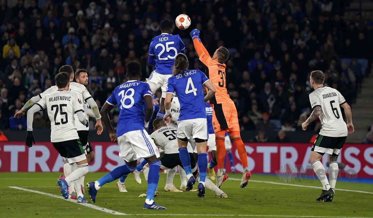 Wilfred Ndidi menyumbat gol ketiga Leicester. -FOTO EPA