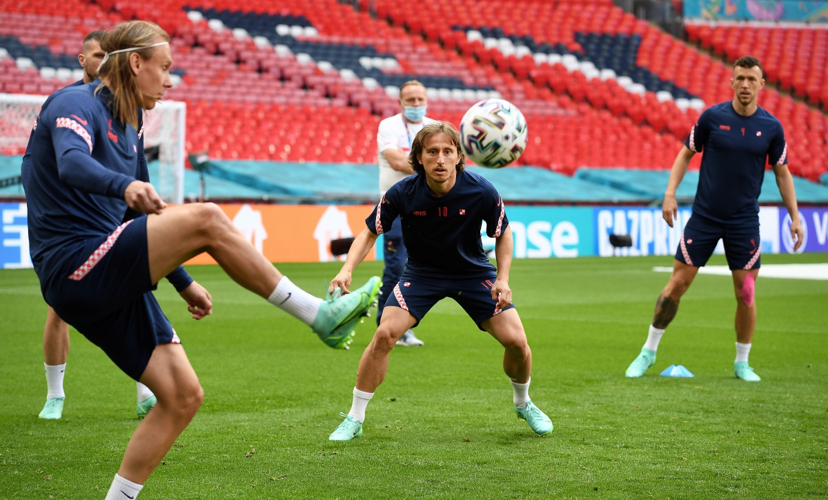 KAPTEN Croatia, Luka Modric (tengah) berlatih bersama rakan sepasukan di Stadium Wembley menjelang perlawanan menentang England, esok. FOTO EPA