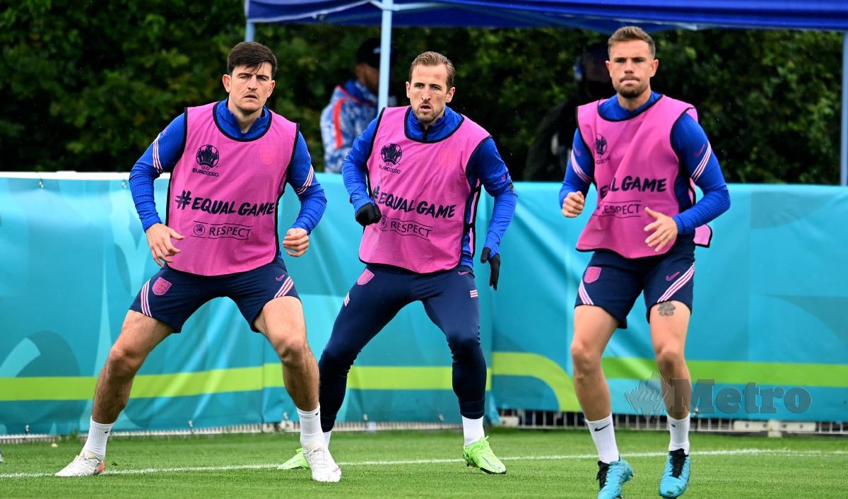 PEMAIN England (dari kiri) Harry Maguire, Harry Kane dan Jordan Henderson pada sesi latihan menjelang perlawanan terakhir Kumpulan D dengan Republik Czech, esok.