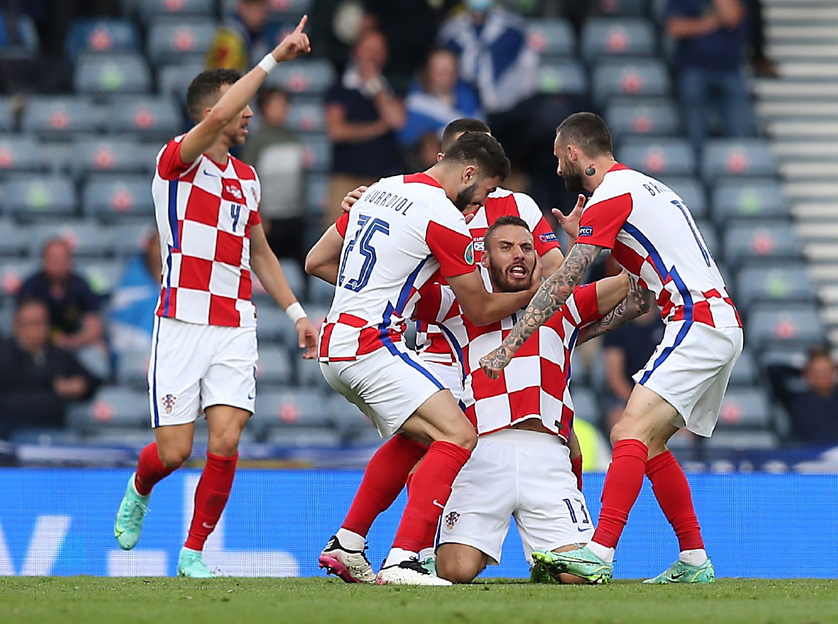 NIKOLA Vlasic (dua kari kanan) meledakkan gol pertama Croatia. FOTO EPA 