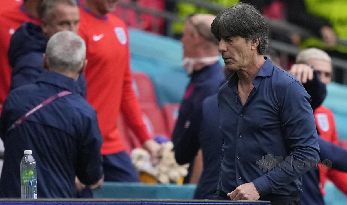 JURULATIH Jerman, Joachim Loew meninggalkan padang selepas pasukannya tewas 0-2 di tangan England di Wembley, semalam. FOTO EPA