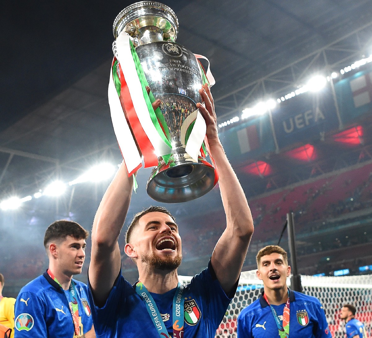 Jorginho (tengah) menjulang trofi Euro 2020 selepas membantu Itali menewaskan England pada final di Stadium Wembley. FOTO Agensi