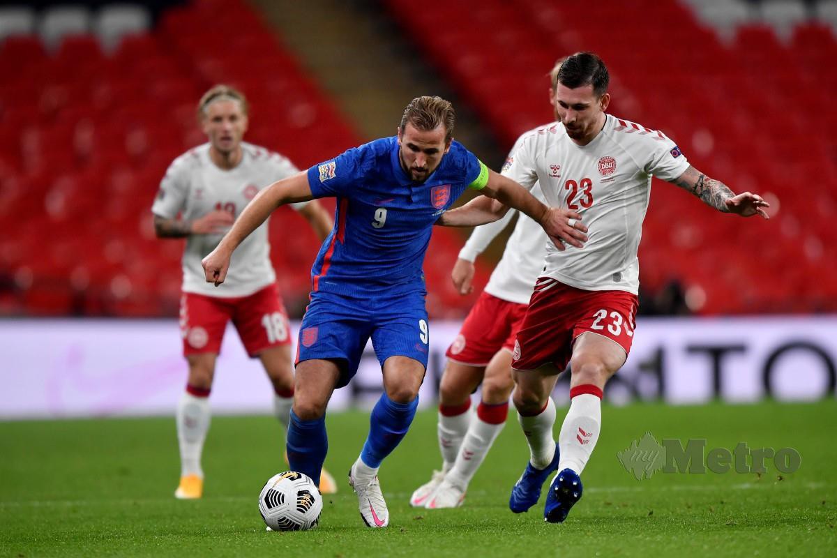 PEMAIN England, Harry Kane (kiri) menerima cabaran daripada pemain Denmark, Pierre-Emile Hojbjerg. FOTO AFP 
