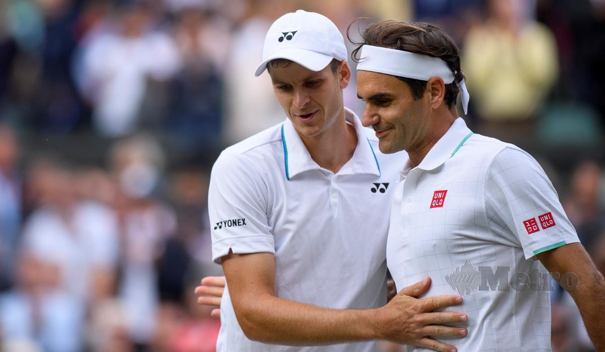 PEMAIN Poland, Hubert Hurkacz (kiri) menewaskan Roger Federer dari Switzerland di suku akhir Wimbledon, hari ini. FOTO EPA