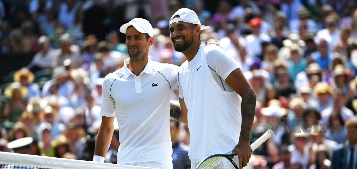 NICK Kyrgios (kanan) dan Novak Djokovic bergambar kenangan sebelum final Wimbledon. FOTO EPA 