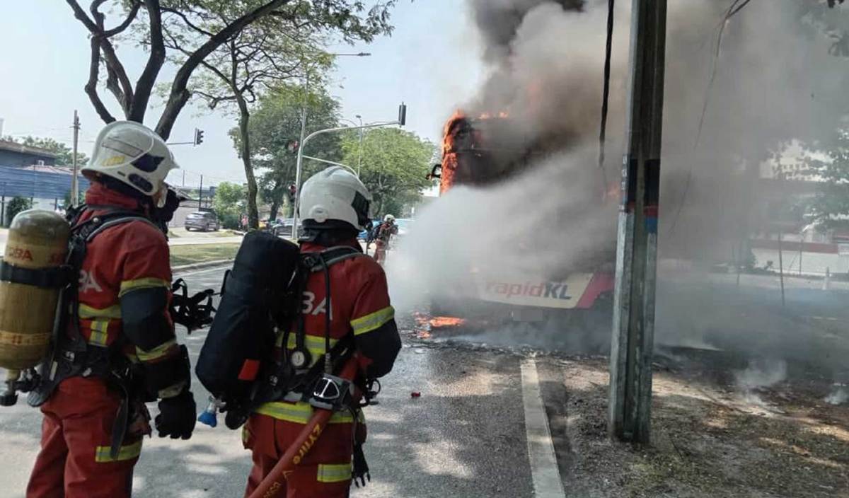 SEBUAH bas Rapid KL yang sedang bergerak terbakar 90 peratus di  Jalan Tandang, Petaling Jaya. FOTO Ihsan JBPM