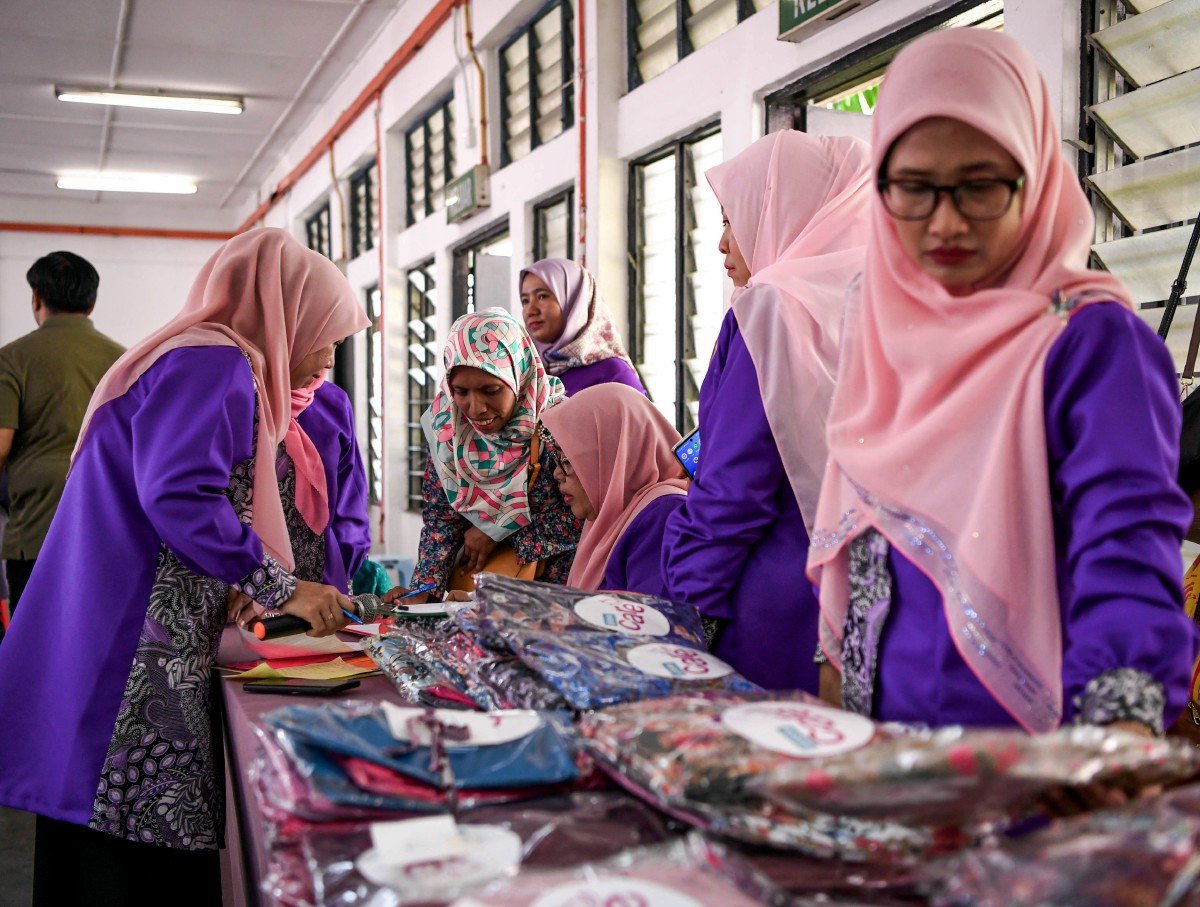 BSN bekerjasama dengan WOW melaksanakan BSN Care Raya 2024: Sewing Seeds of Hope - Inisiatif Pemerkasaan Wanita dan melaksanakan Majlis Penyerahan Sumbangan Baju Raya kepada Komuniti PPR Lembah Subang di Dewan Blok D, PPR Lembah Subang, Petaling Jaya.
