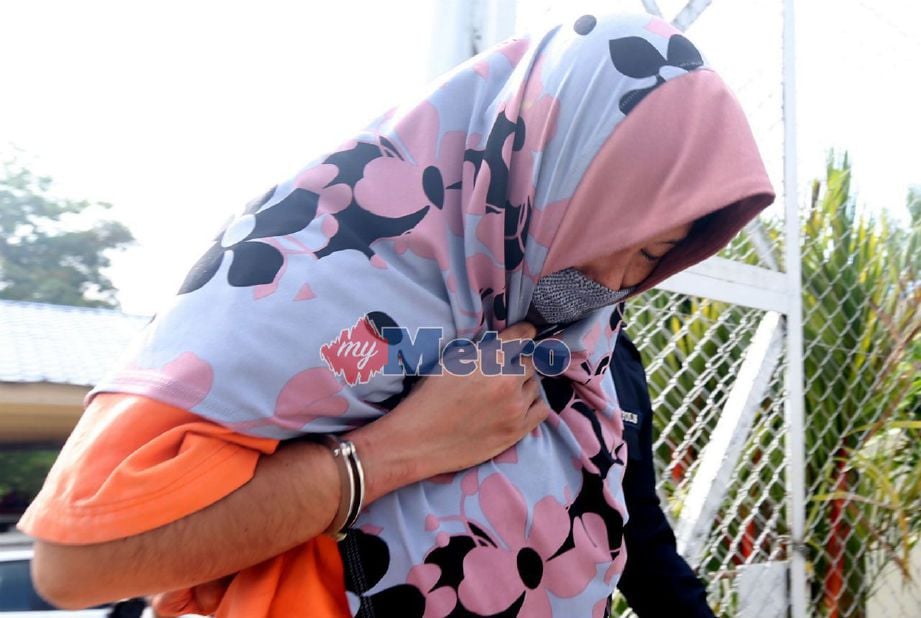 Nurul Haslina Abu Hassan 38, didakwa atas tuduhan membunuh Kamarulzaman Safri di kawasan Ladang Sungai Rui, Ban Pasir, Lebuhraya Gerik-Kupang, 7 April lalu. FOTO/VIDEO/MUHAIZAN YAHYA