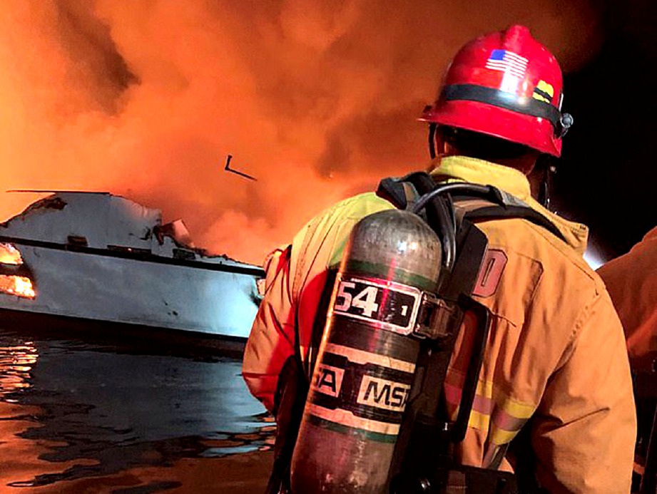 LEBIH 30 penumpang disahkan terperangkap dalam kebakaran kapal berkenaan. FOTO Mail Online