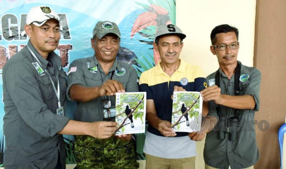  Pengarah Pejabat Kementerian Pelancongan dan Kebudayaan Negeri Pahang, Datuk Idros Yahya (dua dari kanan) bersama Roslan (tiga dari kanan) menunjukkan draf buku Birds of Tembeling Hornbill Valley. FOTO Roselan Ab Malek.