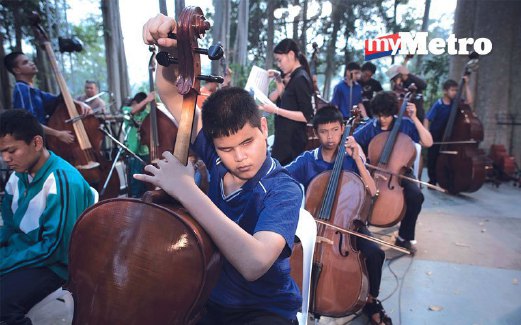 KUMPULAN orkestra cacat penglihatan pertama di Thailand bangga dapat buat persembahan sendiri.