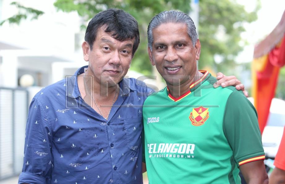 JURULATIH Selangor, B Sathianathan (kanan) bersama jurulatih Melaka United, E Elavarasan. FOTO Rohanis Shukri