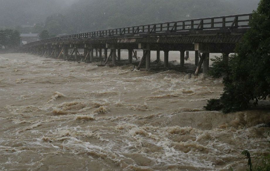 KEADAAN sungai Katsura di Kyoto akibat hujan lebat di barat Jepun. Foto AFP