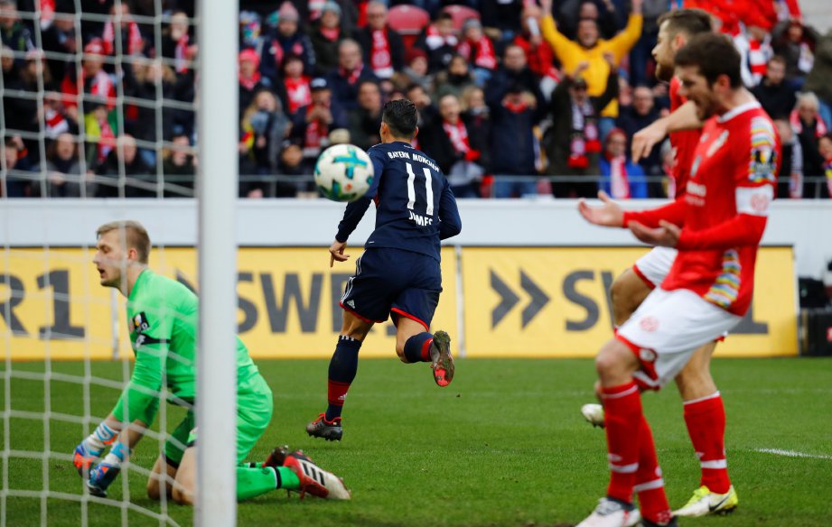 PEMAIN Bayern, Rodriguez (tengah) rai gol kedua ketika menentang Mainz.