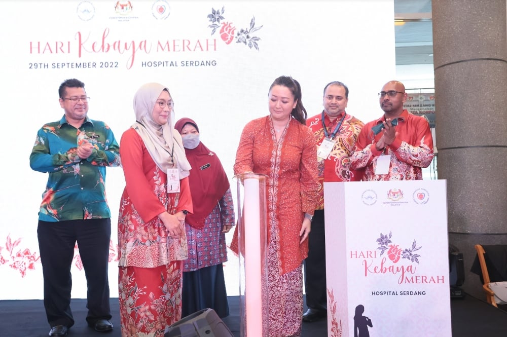 Isteri Menteri Kesihatan, Nori Tun Abdullah (tiga dari kanan) merasmikan Majlis Pelancaran Hari Kebaya Merah - FOTO Oleh Mohd Rashidy Ahmad Marzuki
