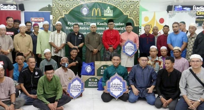 Sebahagian penerima sumbangan Kotak Rezeki pada Program Titipan Kasih Harian Metro Bersama McDonald’s di Kampung Pasir, Pantai Dalam. FOTO - Mohamad Shahril Badri Saali
