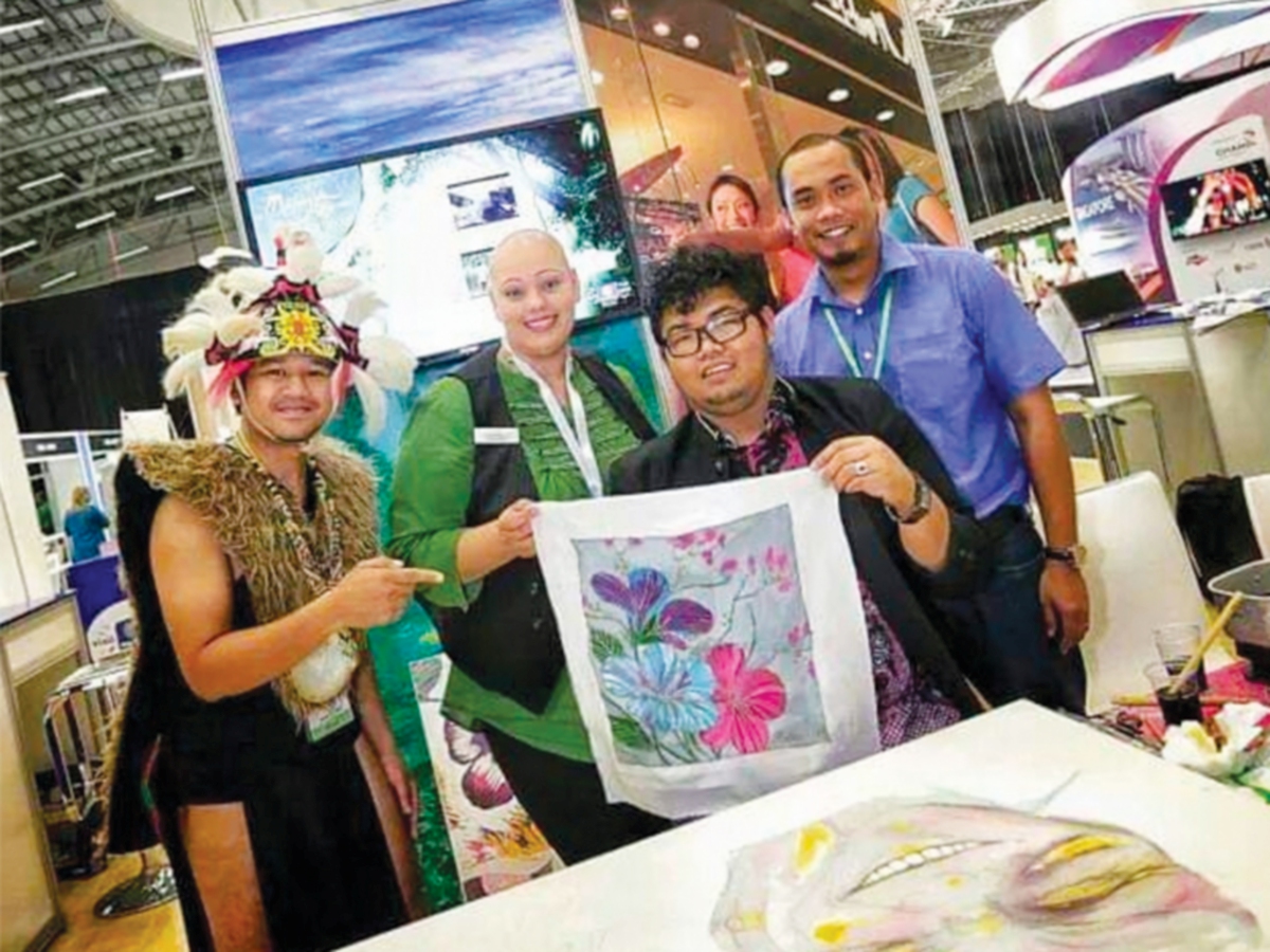 BUJIN (dua dari kanan) ketika mempromosikan batik Malaysia di Cape Town, Afrika Selatan.