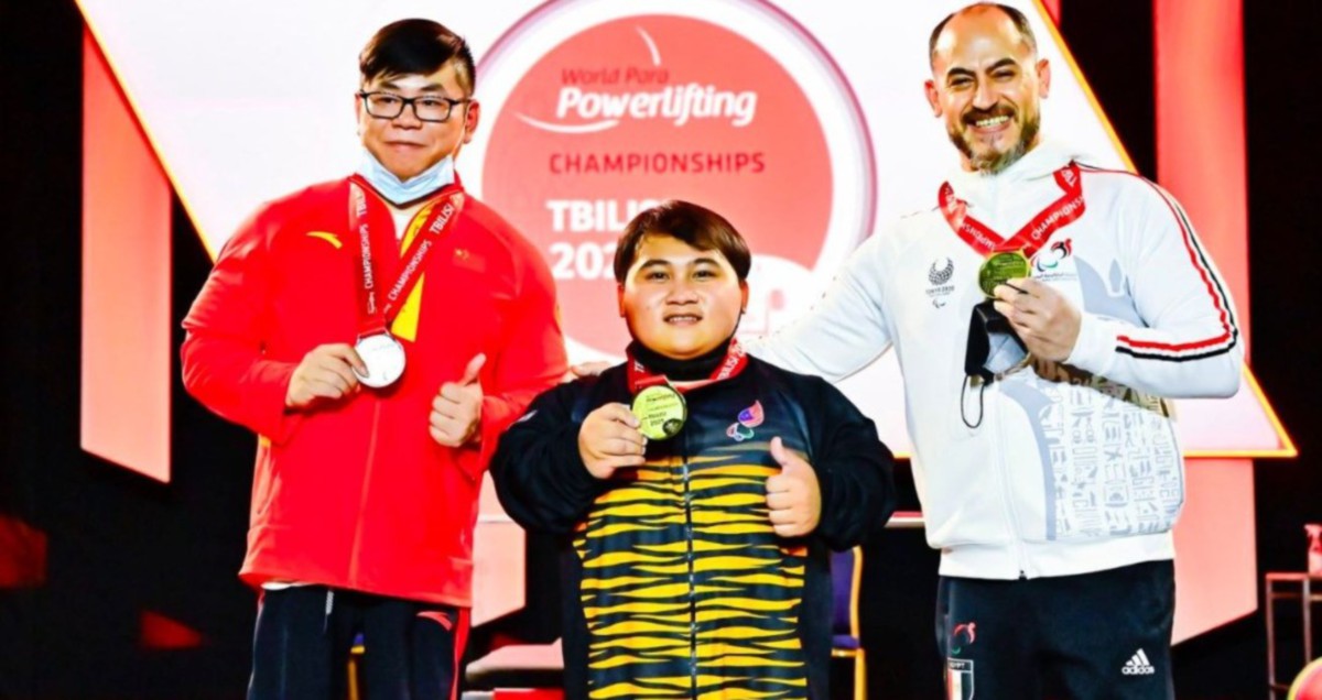 BONNIE (tengah) meraih emas di Kejuaraan Powerlifting Para Dunia 2021 di Tbilisi, Georgia. FOTO Ihsan Facebook Team Malaysia