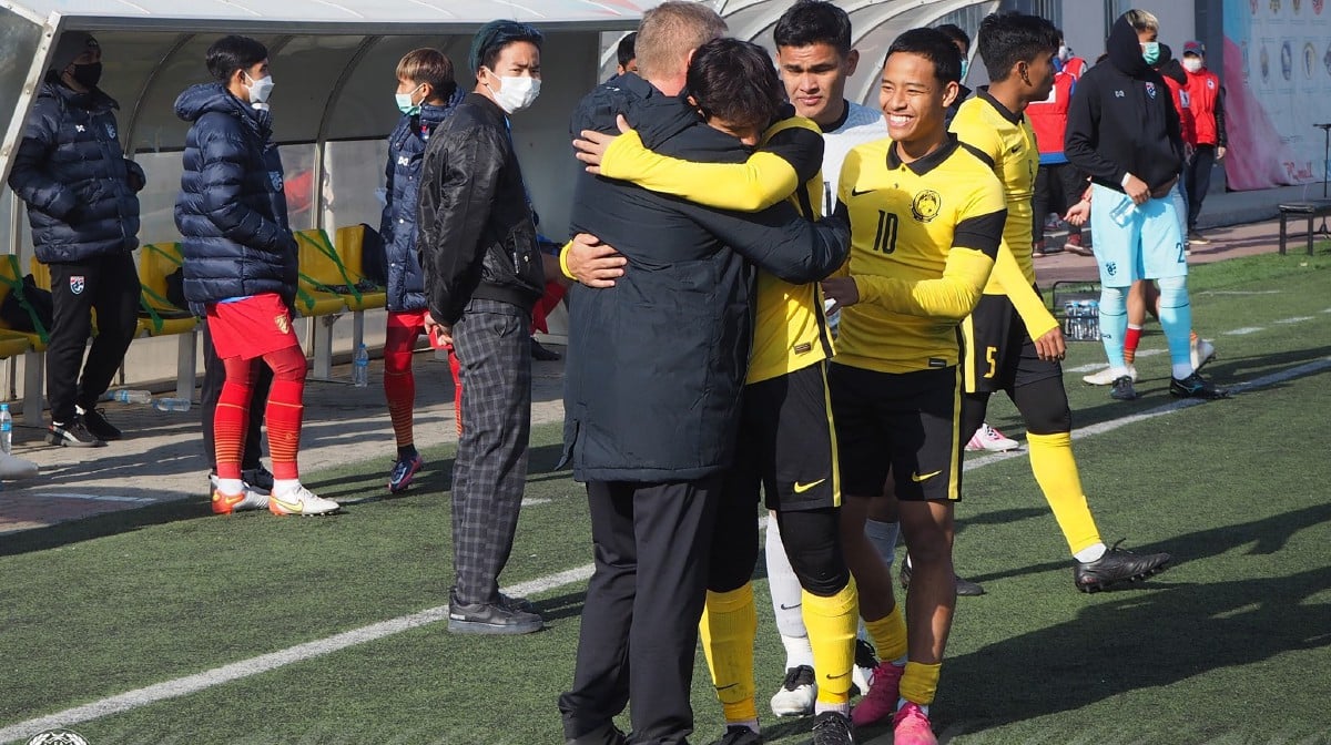 MALONEY memeluk pemainnya selepas berjaya mengesahkan slot secara automatik ke Piala Asia B-23 apabila muncul juara kumpulan di peringkat kelayakan di Mongolia. FOTO Ihsan Persatuan Bolasepak Malaysia
