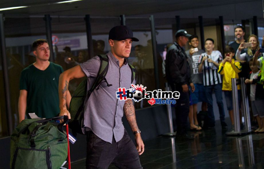 PEMAIN Brazil, Philippe Coutinho ketika tiba di Lapangan Terbang Antarabangsa Galeao, Rio de Janeiro. Foto/AFP 