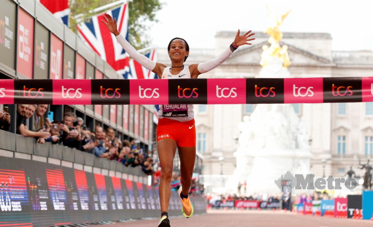 ATLET Ethiopia, Yalemzerf Yehualaw muncul juara wanita elit di Maraton London. FOTO AFP 