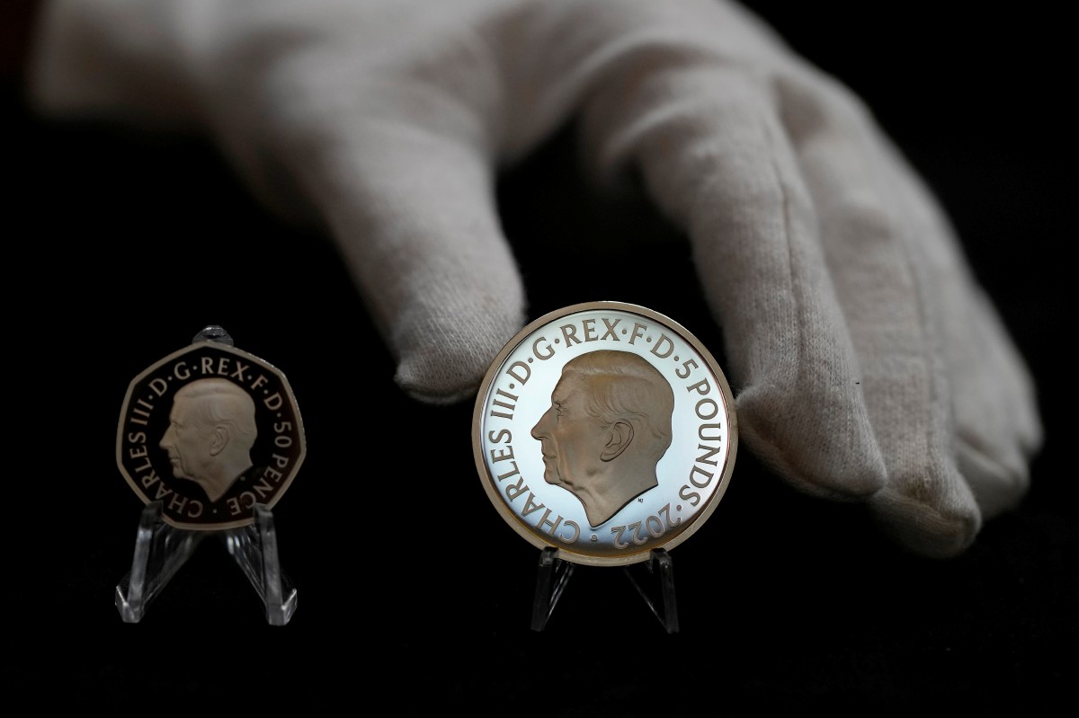 SYILING Britain pertama memaparkan imej Raja Charles III didedahkan Royal Mint. FOTO AP