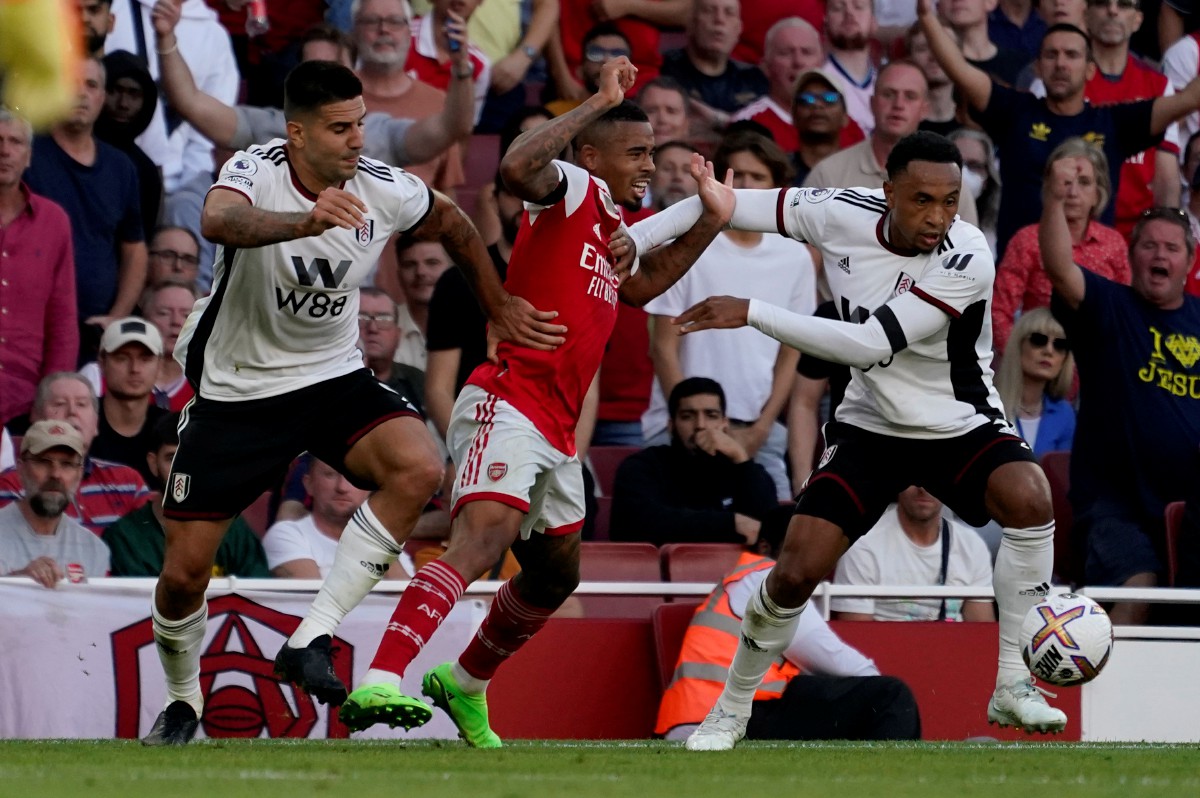 GABRIEL Jesus (tengah) dikawal ketat ketika cuba merampas bola dari pemain Fulham. -AP 