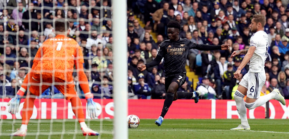 SAKA (tengah) menjaringkan gol kemenangan Arsenal ke atas Leeds United. FOTO AP 