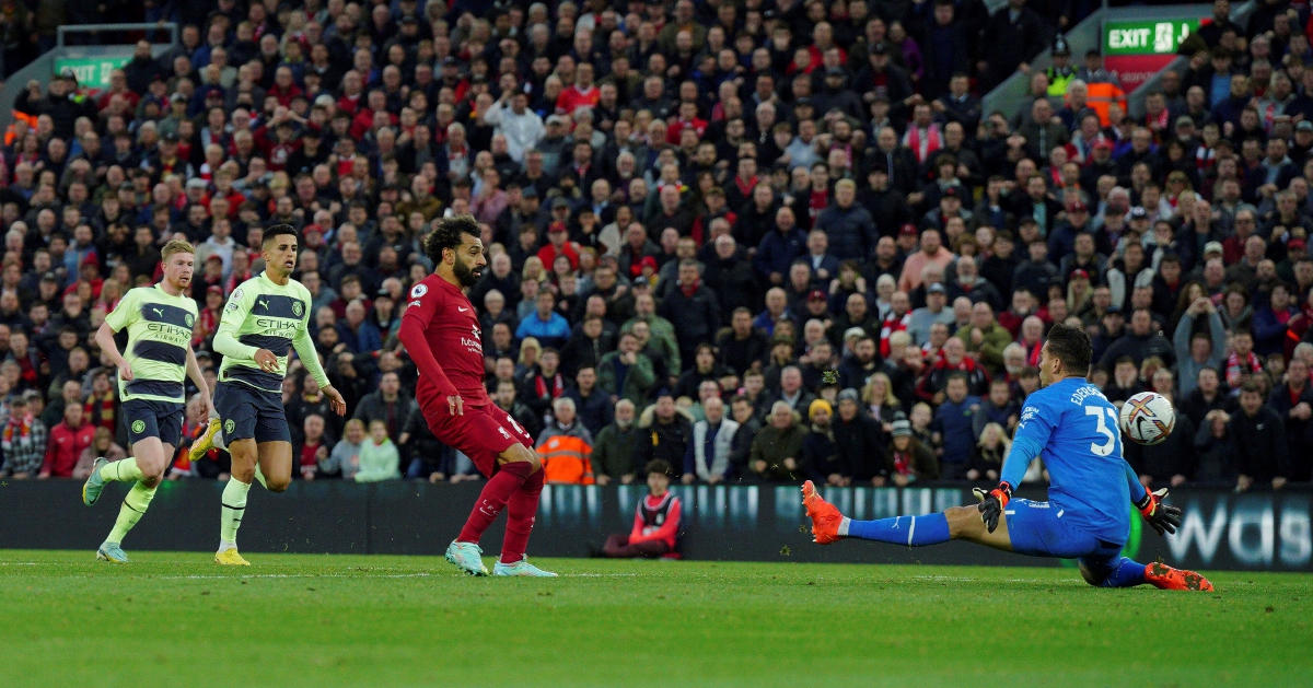 PENYERANG Liverpool, Mohamed Salah (dua dari kanan) menjaringkan gol untuk menewaskan Manchester City, 1-0 di Anfield, Ahad lalu. FOTO AP 