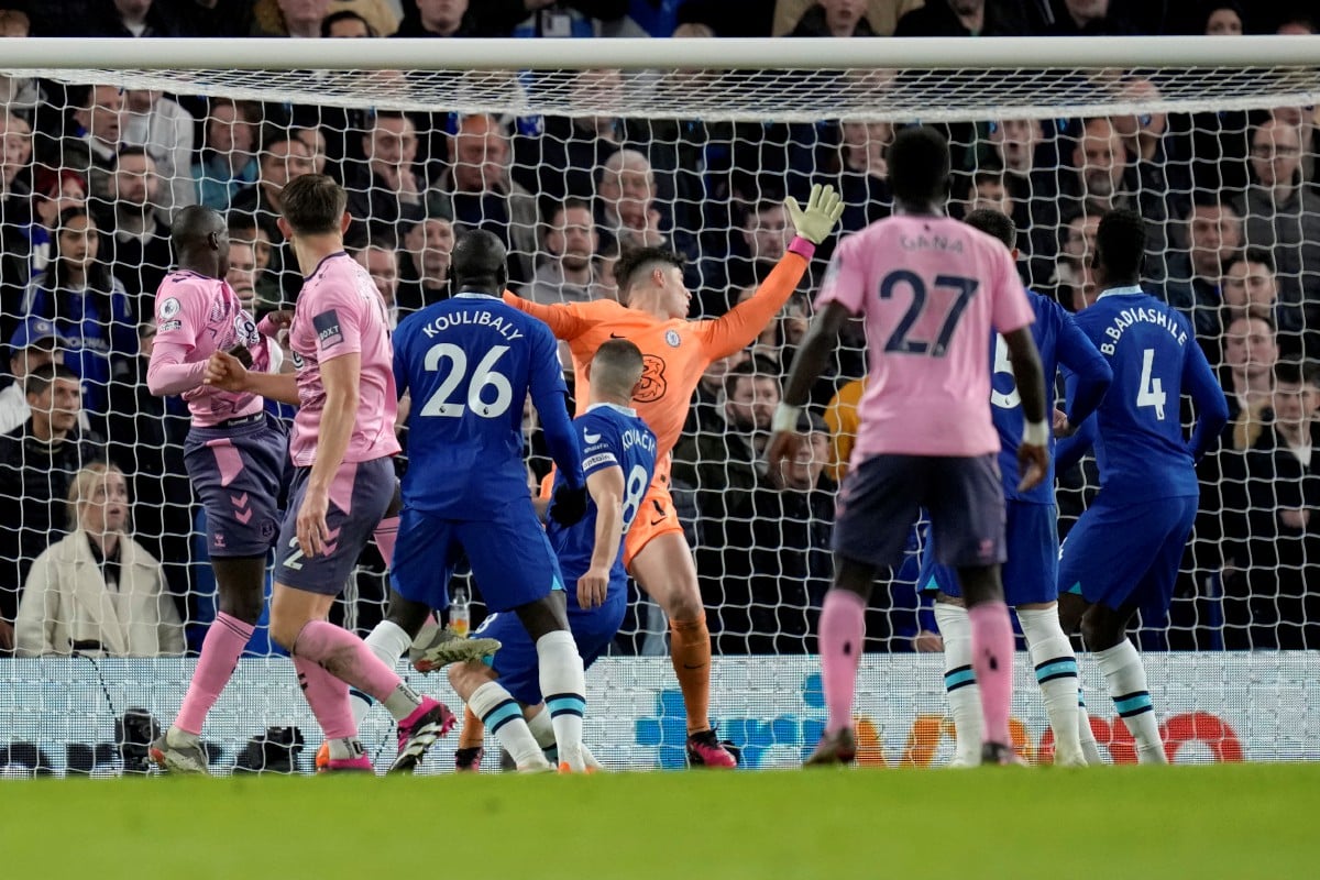PENJAGA gol Chelsea Kepa Arrizabalaga gagal menyelamatkan percubaan Simms. FOTO AP