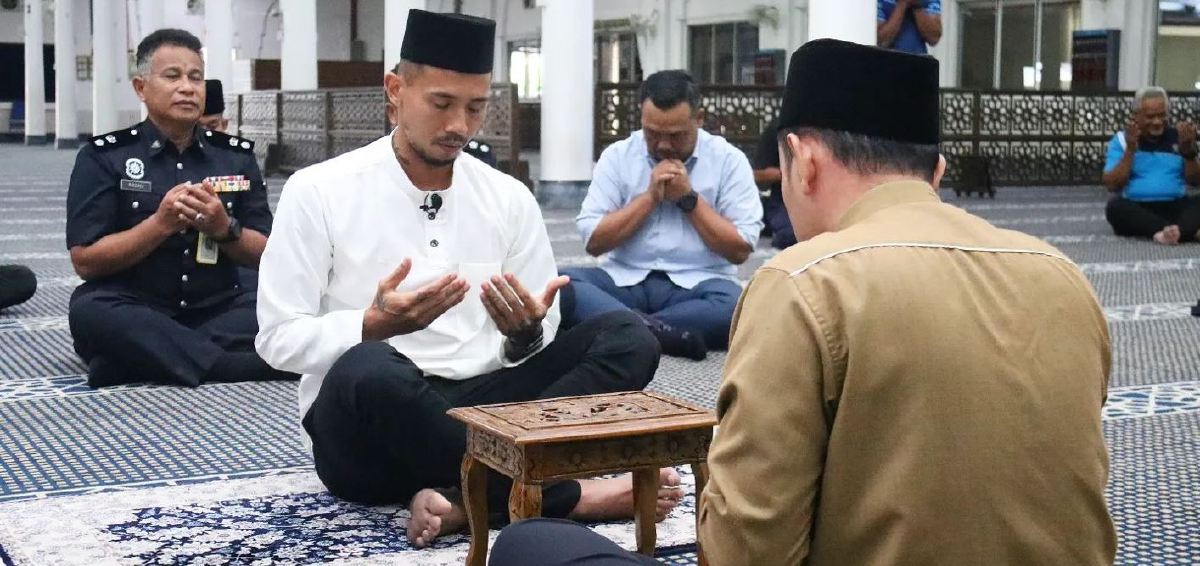 BRUNO (dua dari kiri) mengucapkan dua kalimah syahadah di Masjid Pulapol Kuala Lumpur. FOTO Ihsan PDRM FC
