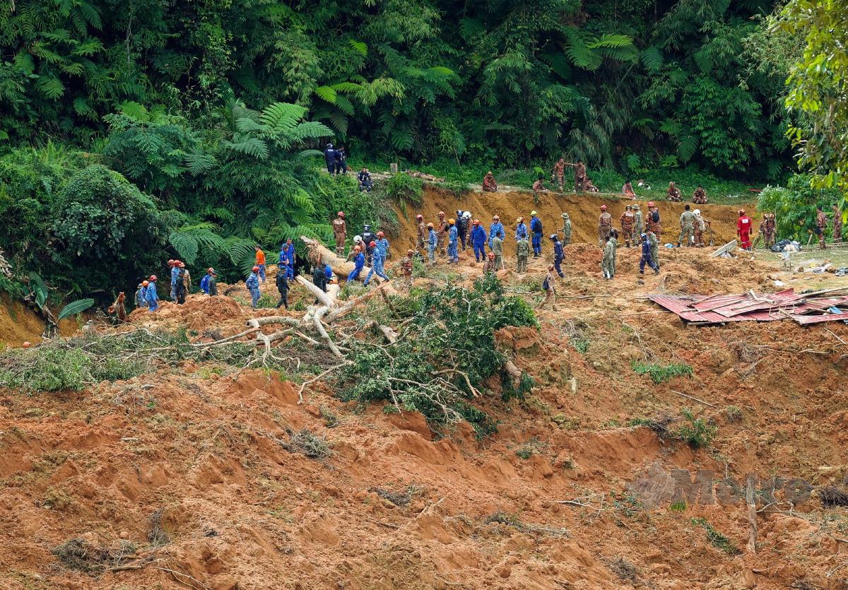 ANGGOTA pasukan penyelamat melakukan kerja mencari dan menyelamat mangsa yang tertimbus di lokasi tanah runtuh. FOTO Bernama 