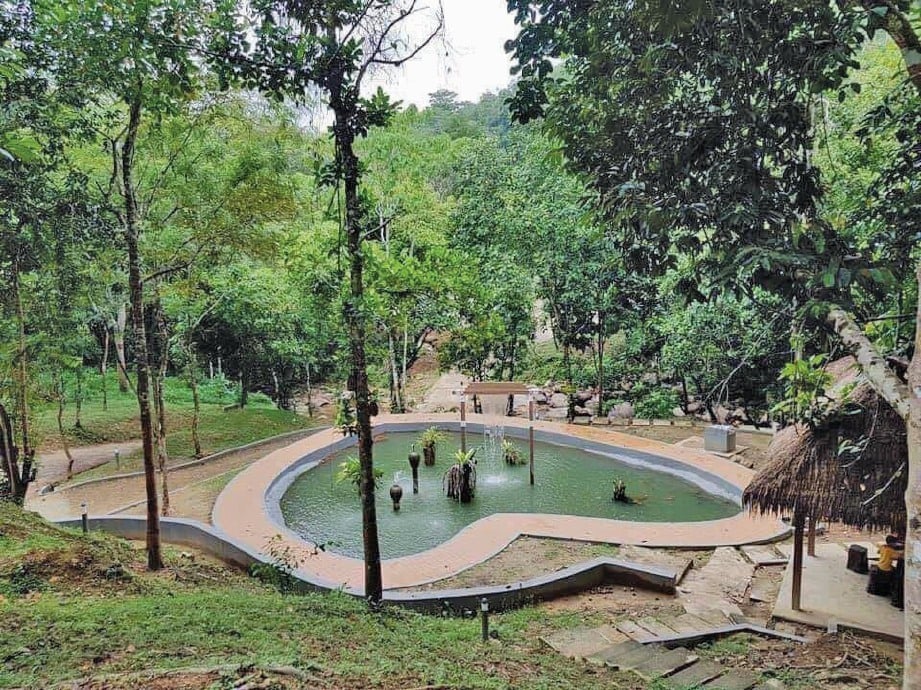KOLAM mata air yang berbentuk hati menyambut kehadiran pengunjung. FOTO Ihsan Lalang’s Resort & Spa & Sumber Google