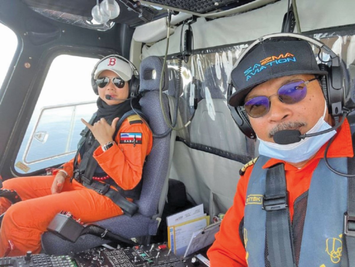MENJALANI latihan penerbangan bersama ‘Senior Training Captain’, Kapten Mohd Jaafar Hassan (kanan).